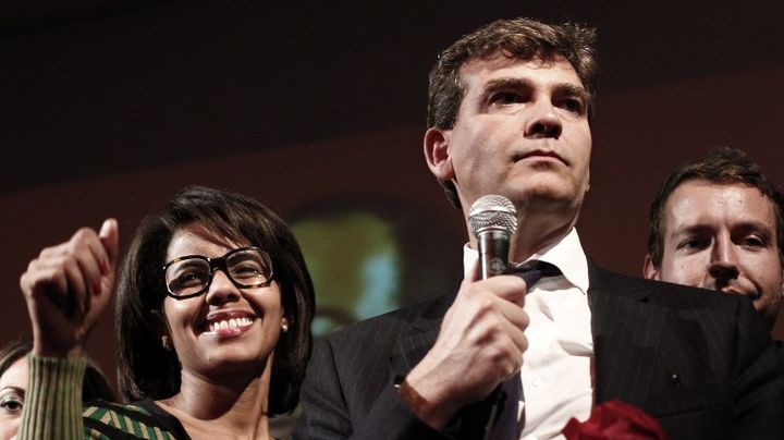 Arnaud Montebourg est accompagn&eacute; d'Audrey Pulvar &agrave; la Bellevilloise le 9 octobre 2011 quand il prend la parole &agrave; l'issue du premier tour de la primaire socialiste dont il sort en homme fort, avec 17% des voix. (THOMAS COEX / AFP)