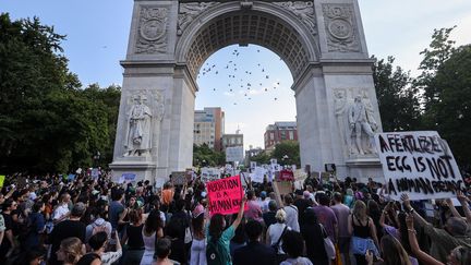 Des manifestants protestent contre la décision de la Cour Suprême américaine de révoquer la jurisprudence garantissant le droit à l'avortement dans l'ensemble du pays, à&nbsp;New York (Etats-Unis), le 24 juin 2022. (TAYFUN COSKUN / ANADOLU AGENCY / AFP)