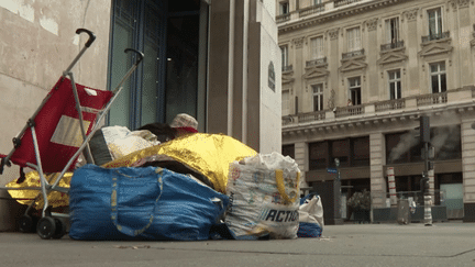 Au moins 624 personnes vivant dans la rue ou dans des structures d’hébergement provisoires sont décédées en 2022, d'après un rapport du collectif "Mort dans la rue". Un chiffre qui n’augmente pas, mais qui ne baisse pas. (franceinfo)