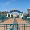 Barrières à l'entrée de Disneyland Paris, fermé depuis fin octobre 2020. (BENJAMIN ILLY / FRANCE-INFO)