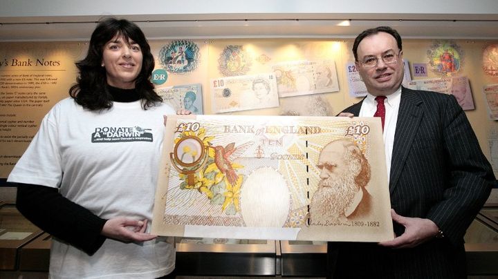 L'ancien gouverneur de la Banque d'Angleterre, Andrew Bailey, pr&eacute;sente le billet de dix livre en compagnie d'une arri&egrave;re-arri&egrave;re-petite-fille de Charles Darwin, repr&eacute;sent&eacute; sur le billet, le 10 f&eacute;vrier 2009. (SHAUN CURRY / AFP)