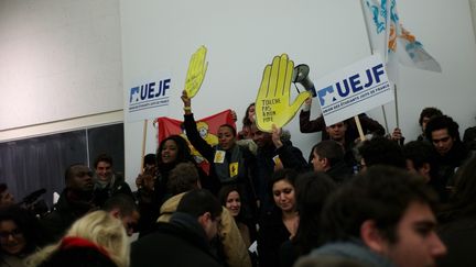 Plusieurs &eacute;tudiants et militants anti-FN manifestent contre la venue de Marine Le Pen &agrave; l'universit&eacute; Paris-Dauphine, le 6 d&eacute;cembre 2011. (JULIEN MUGUET / IP3 / MAXPPP)