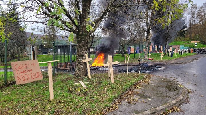 Des salariés en colère ont installé des pneus et des croix en bois symboliquement devant l'usine Walor, à Bogny-sur-Meuse, à l'arrêt depuis plusieurs jours. (ELIE ABERGEL / FRANCEINFO / RADIO FRANCE)