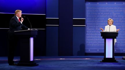 Les candidats Donald Trump et Hillary Clinton lors du troisième et dernier débat de la présidentielle américaine, à Las Vegas (Nevada), le 19 octobre 2016. (DREW ANGERER / GETTY IMAGES NORTH AMERICA / AFP)