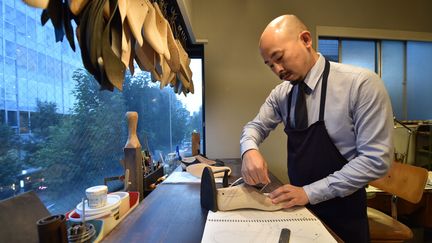 Yohei Fukuda dans son atelier, en novembre 2017 au Japon
 (Kazuhiro NOGI / AFP)