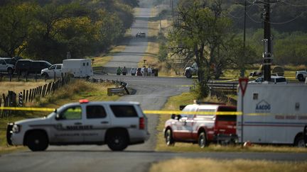 Les forces de l'ordre interviennent après la tuerie qui a fait au moins 26 morts dans une église de Sutherland Springs, au Texas (Etats-Unis), le 5 novembre 2017. (MOHAMMAD KHURSHEED / Reuters)