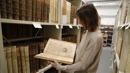 Paula Milleli, assistante de conservation à la bibliothèque municipale d'Ajaccio, le 23 février 2023. (PASCAL POCHARD-CASABIANCA / AFP)