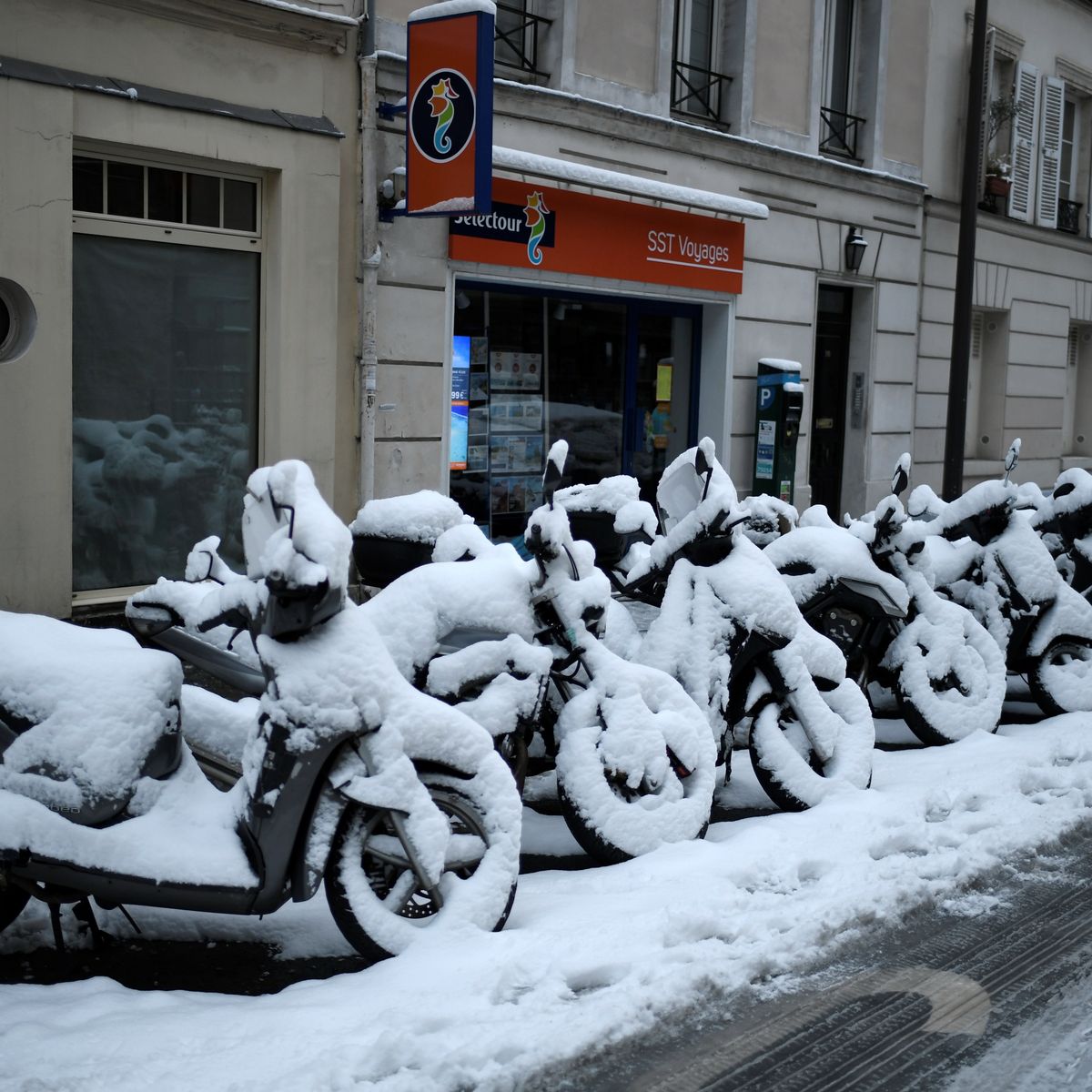 Les Franciliens se sont rués sur les pneus neige et les