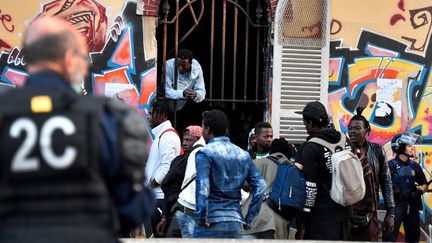 La police intervient pour vacuer un squat hébergeant des migrants, le 8 octobre 2018 à Marseille. (GERARD JULIEN / AFP)