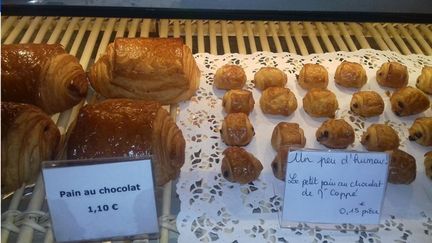 Un boulanger de Boulogne (Hauts-de-Seine) a pris au mot Jean-François Copé, en proposant des pains au chocolat à 15 centimes, mercredi 26 octobre 2016. A ce prix-là, ils étaient riquiqui.&nbsp; (VIRGINIE ALLAIN GAURIN)