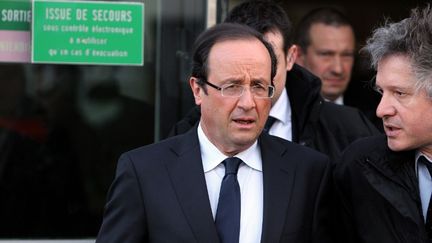 Le candidat socialiste &agrave; l'&eacute;lection pr&eacute;sidentielle, Fran&ccedil;ois Hollande, &agrave; sa sortie des locaux de France Info&nbsp;&agrave; Paris, le 26 avril 2012. (KENZO TRIBOUILLARD / AFP)