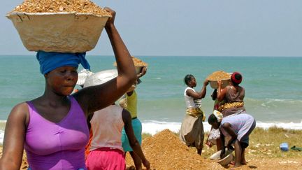 Photo d'illustration. Des femmes togolaises ramassent du gravier dans une carrière à 30 km de Lomé.
  (Photo Reuters)