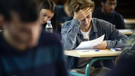 Des lyc&eacute;ens planchent sur les sujets de philosophie, premi&egrave;re &eacute;preuve du baccalaur&eacute;at g&eacute;n&eacute;ral, &agrave; Paris, le 16 juin 2014. (FRED DUFOUR / AFP)