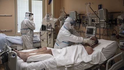 En sortie de réanimation, les patients sont épuisés et plus ils sont restés longtemps immobilisés, plus leurs muscles ont fondu.&nbsp; (MARCO BERTORELLO / AFP)