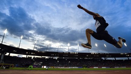 &nbsp; (Benjamin Compaoré est sacré grâce à un saut à 17,46 m. © Maxppp)