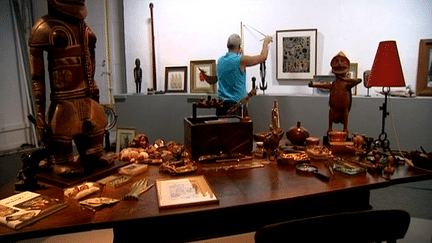 Installation de l'exposition "La Maison de verre, André Breton, découvreur, initiateur" au musée de Cahors Henri-Martin
 (Culturebox / capture d&#039;écran)