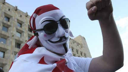 Un manifestant envelopp&eacute; dans le drapeau g&eacute;orgien proteste contre les mauvais traitements inflig&eacute;s dans les prisons du pays &agrave; Tbilissi (G&eacute;orgie), le 26 septembre 2012. (SHAKH AIVAZOV / AP / SIPA)