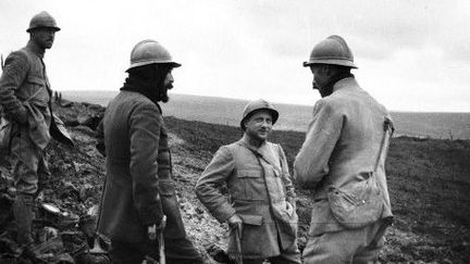 Des soldats et des officiers en train de discuter à Verdun le 1er octobre 1917. (AFP - Frantz Adam)