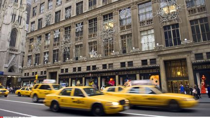 Le magasin&nbsp;Saks sur la 5e Avenue &agrave; New York (Etats-Unis), le&nbsp;25 novembre 2009. (FRANCES M. ROBERTS / NEWSCOM / SIPA)