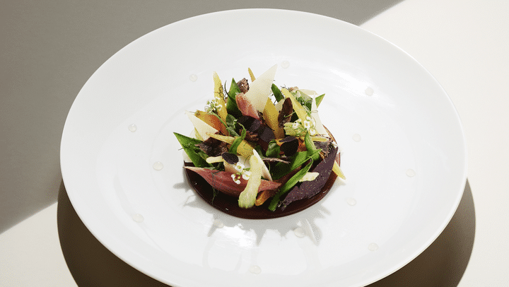 Panier « rosée du matin » : petits légumes du jardin, vinaigrette et gelée de truffes, une création de Marie Soria et ses équipes. (POTEL ET CHABOT)