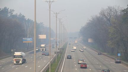 Kiev couverte d'un nuage de fumée, le 17 avril 2020. (STRINGER / SPUTNIK)