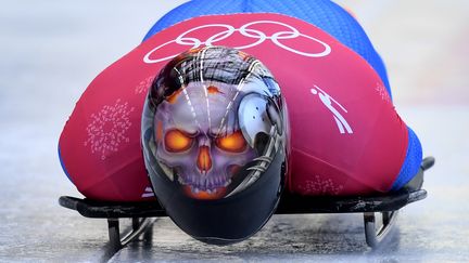 Un casque macabre pour l'Italien Joseph Luke Cecchini, qui a choisi d'effrayer ses concurrents&nbsp;avec une tête de mort. (MARK RALSTON / AFP)