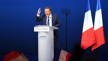 Nicolas Dupont-Aignan prend la parole lors d'un meeting de Marine Le Pen à Villepinte (Seine-Saint-Denis), le 1er mai 2017. (ALAIN JOCARD / AFP)