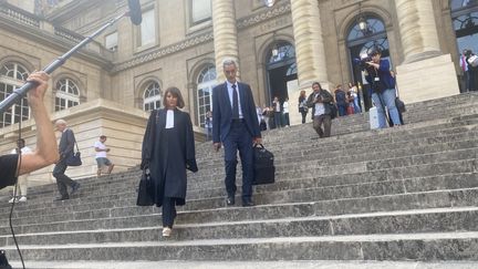 Omar Raddad et son avocate&nbsp;Sylvie Noachovitch à la sortie d'une audience à huis-clos devant la commission d'instruction de la Cour de révision, le 15 septembre 2022. (LAURIANE DELANOE / RADIO FRANCE)