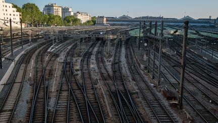 Des rails de la SNCF, à Paris, le 1er mai 2020. (SEVERINE CARREAU / HANS LUCAS)