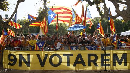 &nbsp; (Les partisans de l'indépendance massés devant le Parlement régional, le 19 septembre, après l'adoption d'une loi qui permet d'organiser le référendum © REUTERS/Albert Gea)