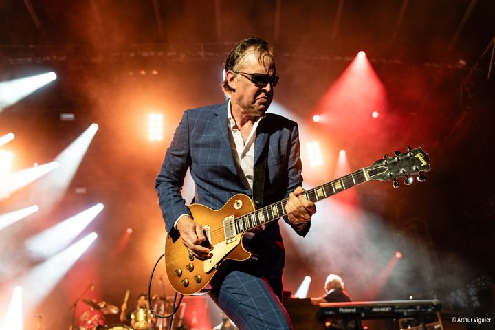 Joe Bonamassa sur la scène du théâtre antique de Vienne le 10 juillet 2023 avec une Gibson Les Paul hybride (mécaniques type 60's et potards type 50's) (Arthur Viguier)