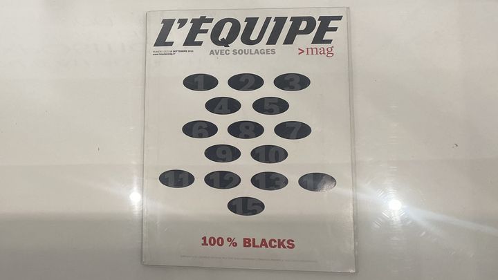 La Une de L'Equipe Magazine réalisée par Pierre Soulages, à l'occasion de la coupe du monde de rugby en 2011, présentée à l'exposition "Rugby'Art" (Léa Beaudufe-Hamelin)