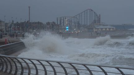 Tempête Dennis : fortes précipitations et vents violents du Royaume-Uni au nord-ouest de la France