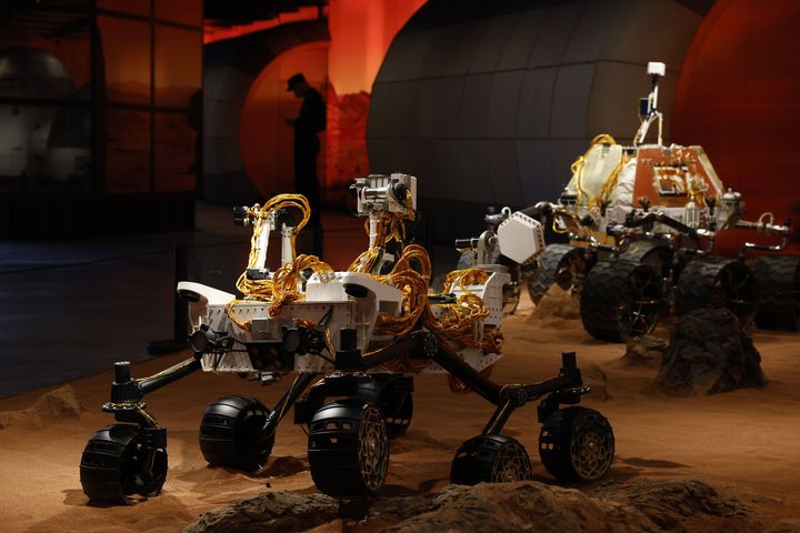 Exposition représentant le rover Tianwen-1 envoyé&nbsp;sur Mars lors d'une exposition à Pékin le jeudi 23 juillet 2020.&nbsp; (NG HAN GUAN/AP/SIPA / SIPA)