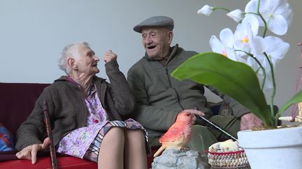 Odette et Georges heureux dans leur nouvelle maison. (Hugues Perret - France Télévisions)