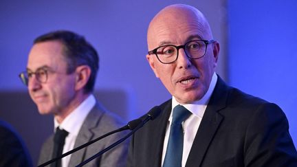 Le président des Républicains, Eric Ciotti, avec le sénateur LR Bruno Retailleau (à gauche), le 24 janvier 2023 à Paris. (EMMANUEL DUNAND / AFP)