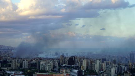 De la fumée s'élève depuis le site de frappes aériennes israéliennes dans une banlieue sud de Beyrouth, le 2 octobre 2024, au Liban. (ETIENNE TORBEY / AFP)