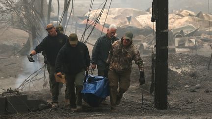 Des secouristes évacuent un cadavre, à Paradise (Californie, Etats-Unis), le 10 novembre 2018. (JUSTIN SULLIVAN / GETTY IMAGES NORTH AMERICA / AFP)