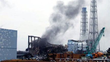 Une fumée noire s'échappe du réacteur 3 de la centrale japonaise de Fukushima (21 mars 2011) (AFO / Tepco via Jiji Press)