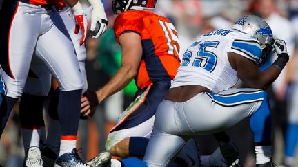 Ce sont ses adversaires qui ont commenc&eacute; &agrave; parodier Tebow. Ainsi, Stephen Tulloch des Detroit Lions apr&egrave;s un plaquage sur le joueur de Denver, a imit&eacute; son geste! (JUSTIN EDMONDS / AFP)