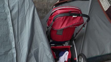 En France, au moins 2 000 enfants vivraient dans les rues. Ils sont de plus en plus nombreux et de plus en plus jeunes. Les hébergements d’urgence sont saturés et il n’est pas rare de voir des femmes dormir dans la rue avec leur nouveau-né.