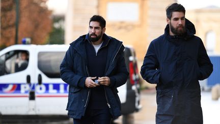 Les frères Karabatic arrivent au tribunal de Montpellier (Hérault), le 24 novembre 2016, pour leur procès en appel sur des paris suspects.&nbsp; (PASCAL GUYOT / AFP)