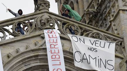 Sept personnes ont d&eacute;ploy&eacute; deux banderoles au sommet de la cath&eacute;drale de Quimper (Finist&egrave;re), le 7 ao&ucirc;t 2013. Elles contestent les conditions de garde de leurs enfants. (MAXPPP)