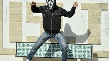 Un &eacute;tudiant tunisien danse le Harlem Shake devant l'Institut Bourguiba des Langues vivantes &agrave; Tunis (Tunisie), le 27 f&eacute;vrier 2013. (FETHI BELAID / AFP)