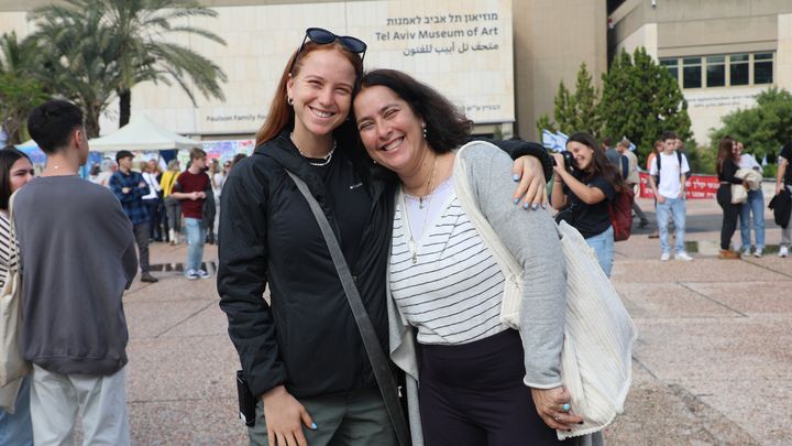 Tanya, une professeure de lycée, et sa fille, réserviste de l'armée israélienne, à Tel-Aviv (Israël), le 6 décembre 2023. (ROBIN PRUDENT / FRANCEINFO)