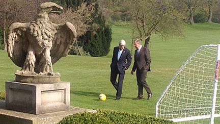 Le secr&eacute;taire d'Etat am&eacute;ricain, John Kerry, joue avec un ballon aux c&ocirc;t&eacute;s de Sergue&iuml; Lavrov, son homologue russe, lors de pourparlers &agrave; l'ambassade des Etats-Unis &agrave;&nbsp;Londres (Royaume-Uni), le 14 mars 2014. (MFA RUSSIA / DPA)