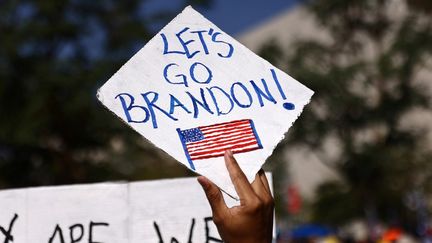 Un manifestant brandit une pancarte "Let's go Brandon" à Los Angeles (Californie), le 8 novembre 2021. (AFP)