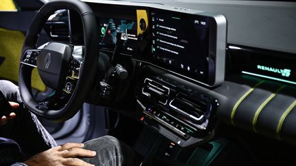 L'intérieur de la Renault  e-Tech exposée au Mondial de l'Auto, le 16 octobre 2024. (JULIEN DE ROSA / AFP)