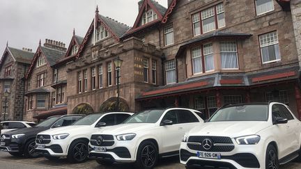 Les nouveaux SUV Mercedes GLE 350 (en blanc) et 450 (en noir). (SERGE MARTIN FRANCE INFO)