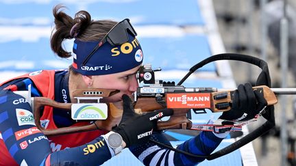 La Française et tenante du titre de la Coupe du monde de biathlon, Julia Simon, à l'occasion du sprint d'Oberhof (Allemagne), le 5 janvier 2024. (MARTIN SCHUTT / AFP)